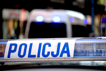 Radiowóz polskiej policji w tle policjant,  © FotoDax