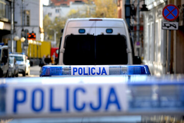 Radiowóz polskiej policji na sygnałach alarmowo przez miasto.  © FotoDax