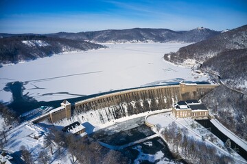 Luftaufnahme von Schloss Waldeck am Edersee im Winter bei Sonnenschein