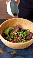 Ensalada caprese con atún, frutos secos y queso, dieta saludable mediterranea