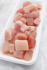 白いトレイに入ったマグロ