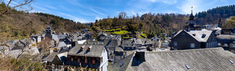 Fototapeta na wymiar Monschau in der Eifel, Altstadt mit Fluss Rur