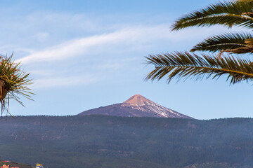 Fototapeta na wymiar Pico del Teide con nubes arriba