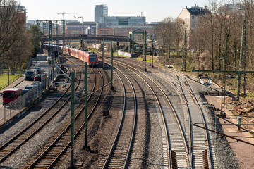 Eine mehrspurige Eisenbahntrasse in einer Kurve