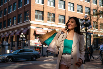 Obraz na płótnie Canvas バンクーバーのガスタウンで買い物を楽しむカメラ目線のメキシコ人女性