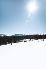 Widok na na zaśnieżone szczyty Tatr z Gubał&oacute;wki