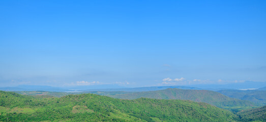 Obraz premium Wide panoramic view of mountain with blue sky