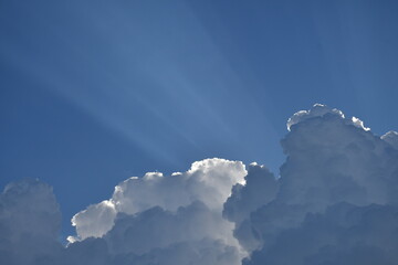 Las nubes y los rayos del sol
