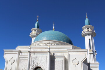 Fototapeta na wymiar Mosque building on a bright blue background