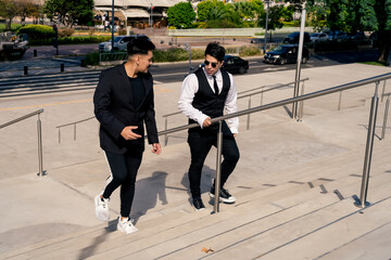 Obraz premium Two friends chatting up a ladder.