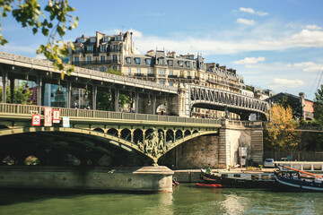 Fototapeta na wymiar Bir Hakeim bridge, Paris, France