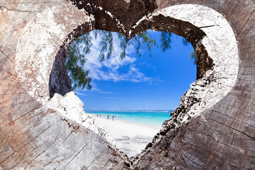 Coeur ouvert sur plage paradisiaque de l’Hermitage, île de la Réunion 