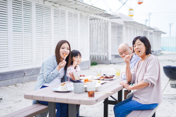 家族でバーベキューをする幸せな家庭