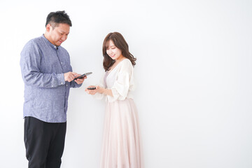 スマホで連絡先を交換する若い男女