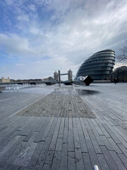 Obraz premium Modern London City Hall and Tower Bridge from Open Riverside Plaza