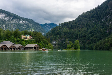 Naklejka premium KONIGSEE, GERMANY, 3 AUGUST 2020: Wooden houses on the banks of Konigsee Lake