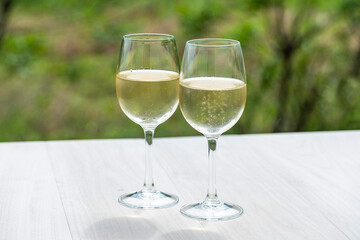 爽やかなワイン、白ワイン、ワイングラスのイメージ