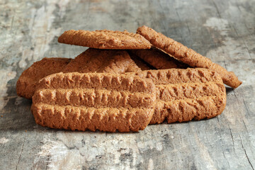 Spéculoos en tas sur fond de vieilles planches	