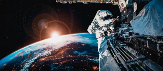 Fototapete Astronauten-Raumfahrer machen Weltraumspaziergang, während sie für die Raumstation im Weltraum arbeiten. Astronaut trägt einen vollen Raumanzug für den Weltraumbetrieb. Elemente dieses Bildes, das von NASA-Weltraumastronautenfotos bereitgestellt wurde. © Summit Art Creations