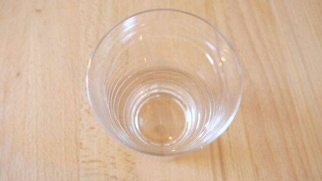 Throw the effervescent tablet into the water. Preparation of a soluble drink to replenish healthy substances in the body.