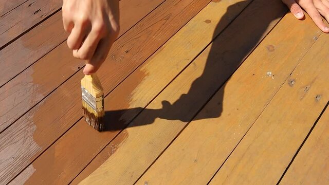 peindre une table en bois avec un pinceau