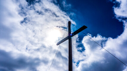 Gipfelkreuz Dreisessel vor Wolken und Sonne