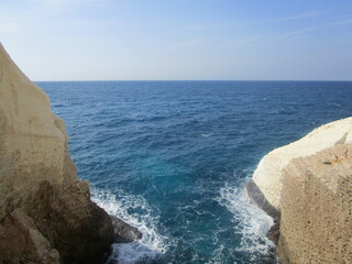 sea ​​with rocks