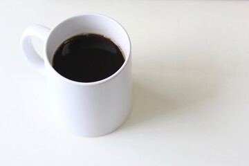 白色のマグカップに入ったコーヒー