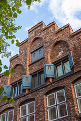 Historische Backsteinhausfassade in der Hansestadt Lübeck, Schleswig-Holstein