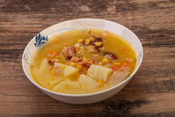 Pea soup with smoked ribs