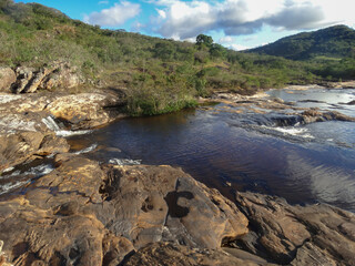 linda cachoeira com muitas pedras na região de Três Barras distrito do Serro