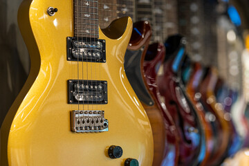 Rangée de guitares électriques de couleur différente dans un magasin d& 39 instruments de musique