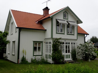 Swedish villa with a mezzanine and a red roof 