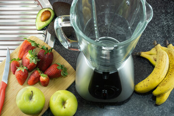 Preparacion de un batido de frutas, con manzanas, aguacates, platanos y fresas