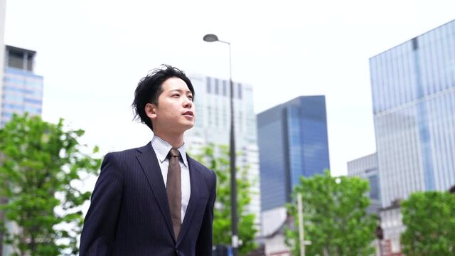 歩くビジネスマン  スローモーション4倍速