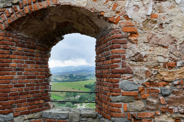 Widok przez okno ruin starego zamku Czorsztyn w Polsce.