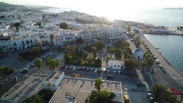 Port de Parikia sur l'&icirc;le de Paros dans les Cyclades en Gr&egrave;ce vue du ciel