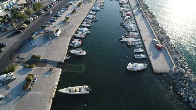 Port de Parikia sur l'&icirc;le de Paros dans les Cyclades en Gr&egrave;ce vue du ciel