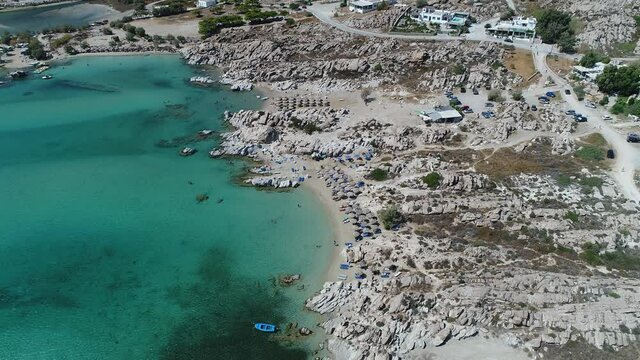 Plage Piperi &agrave; Naoussa sur l'&icirc;le de Paros dans les Cyclades en Gr&egrave;ce vue du ciel