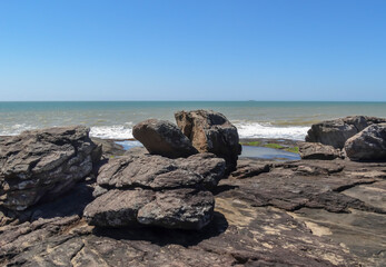 Fototapeta na wymiar linda praia com muitas e grandes rochas em guarapari, Espírito Santos 