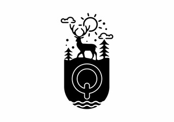 Obraz premium Black line art illustration of deer badge with Q initial name in the middle