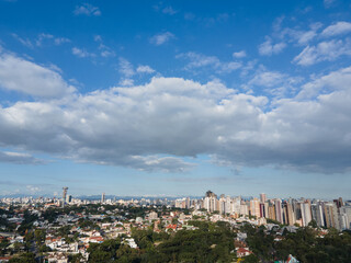 Obraz premium Perfil da cidade de Curitiba, num final de tarde feita com drone. Paraná, Brasil.