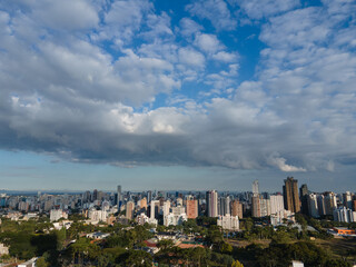 Perfil da cidade de Curitiba, num final de tarde feita com drone. Paraná, Brasil.