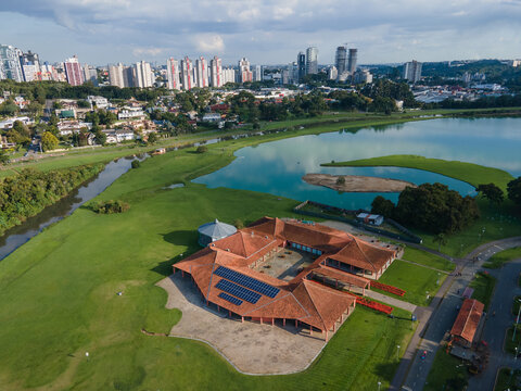 Parque barigui, um dos principais pontos tur&iacute;sticos da capital, com lago, pista para caminhada, restaurante, &aacute;rea preservada e &aacute;reas para esportes. Curitiba, Paran&aacute;, Brasil, Regi&atilde;o Sul