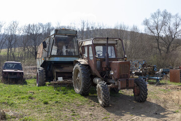 Obraz premium Alter Schlepper vauf dem Einsatzt vorbereitet