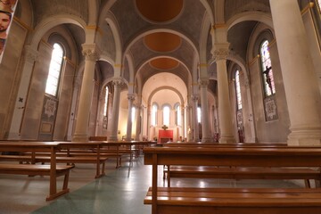 Fototapeta na wymiar Intérieur de l'église catholique Notre Dame du bon secours dans le quartier de Montchat, ville de Lyon, département du Rhône, France 