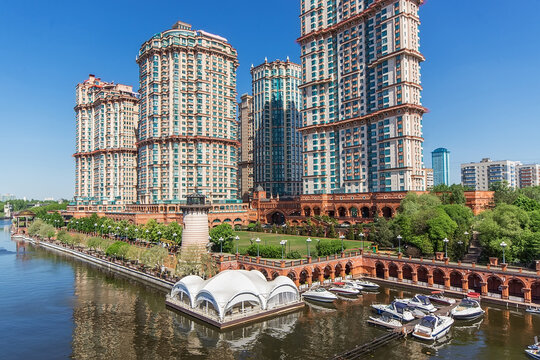 Multi-storey residential complex "Alyye Parusa" (Scarlet Sails) on the embankment of the Moskva River