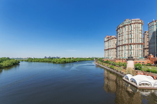 Multi-storey residential complex "Alyye Parusa" (Scarlet Sails) on the embankment of the Moskva River
