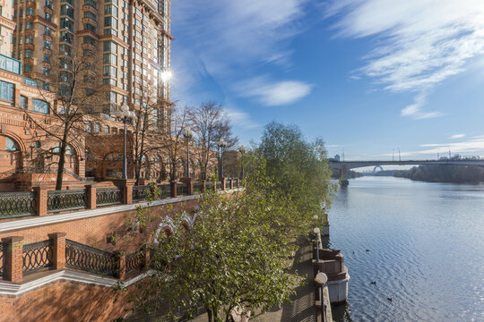 Multi-storey residential complex "Alyye Parusa" (Scarlet Sails) on the embankment of the Moskva River
