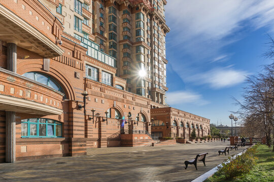 Multi-storey residential complex "Alyye Parusa" (Scarlet Sails) on the embankment of the Moskva River